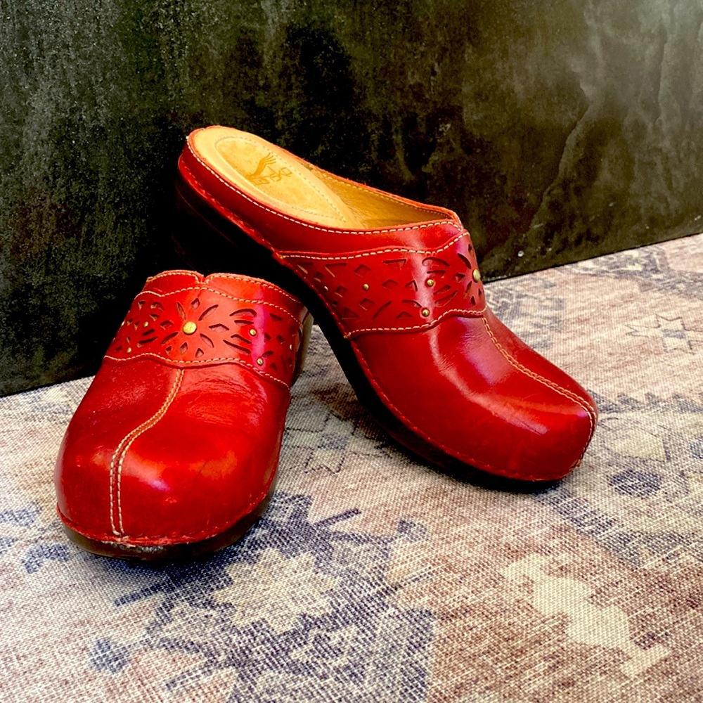 Dansko red leather clogs with beautiful detail size 37, worn once!